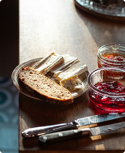 Cremet honning serveret til morgenmad og hverdagshygge