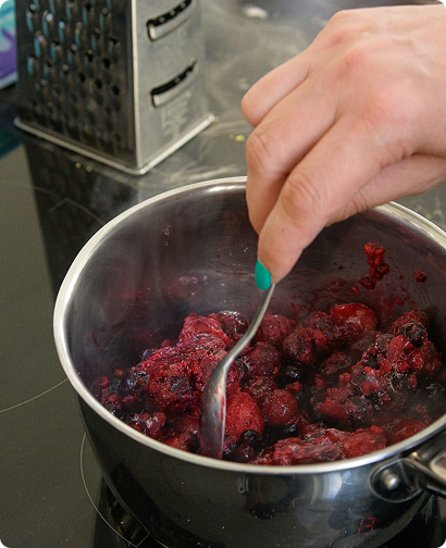 Cremet honning på brød som naturlig sødme i hverdagen