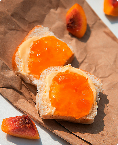 Cremet honning til børn serveret på brød ved morgenbordet